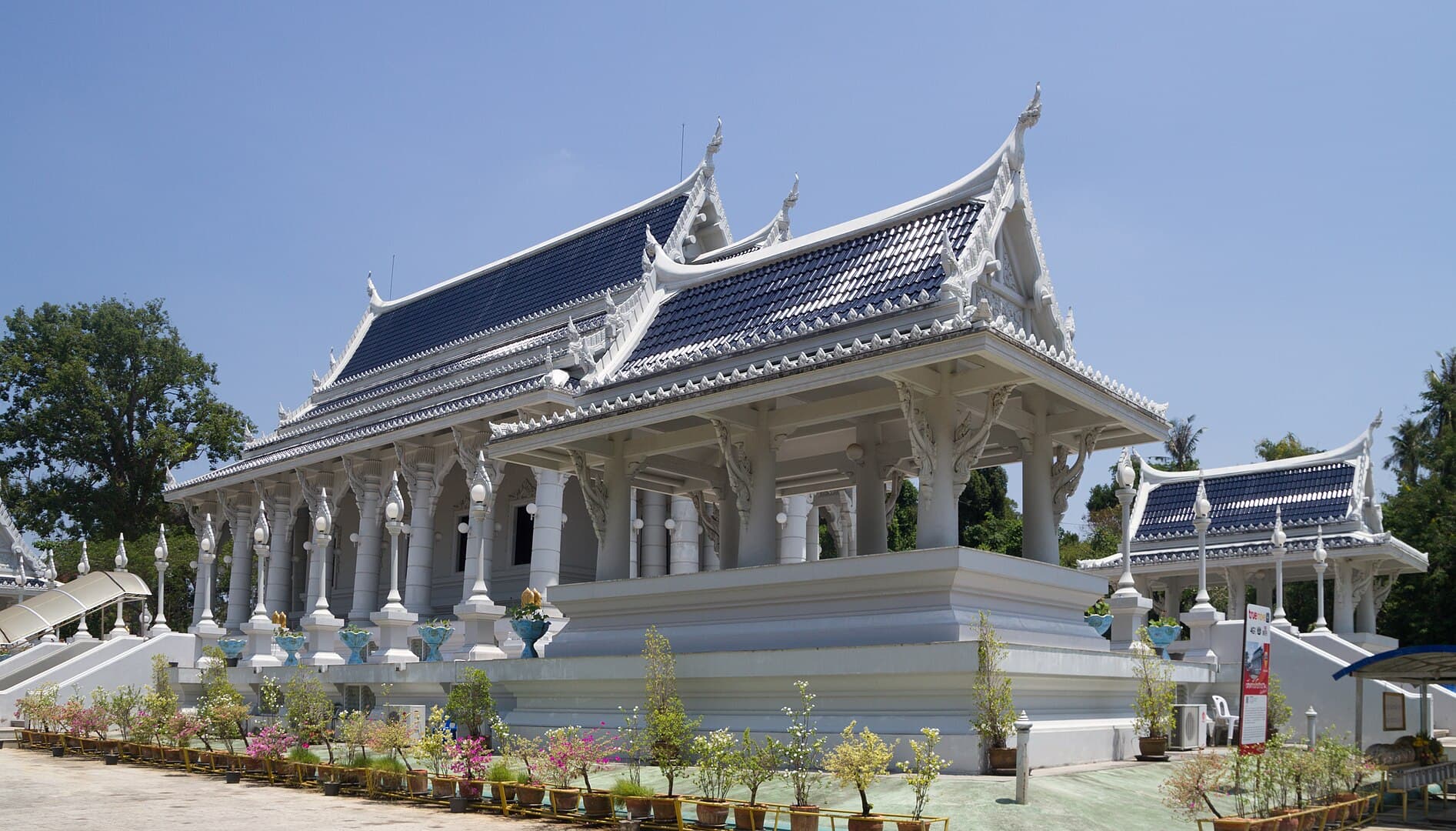 1893px-2016-04-09_Wat_Kaew_Korawaram_temple_3