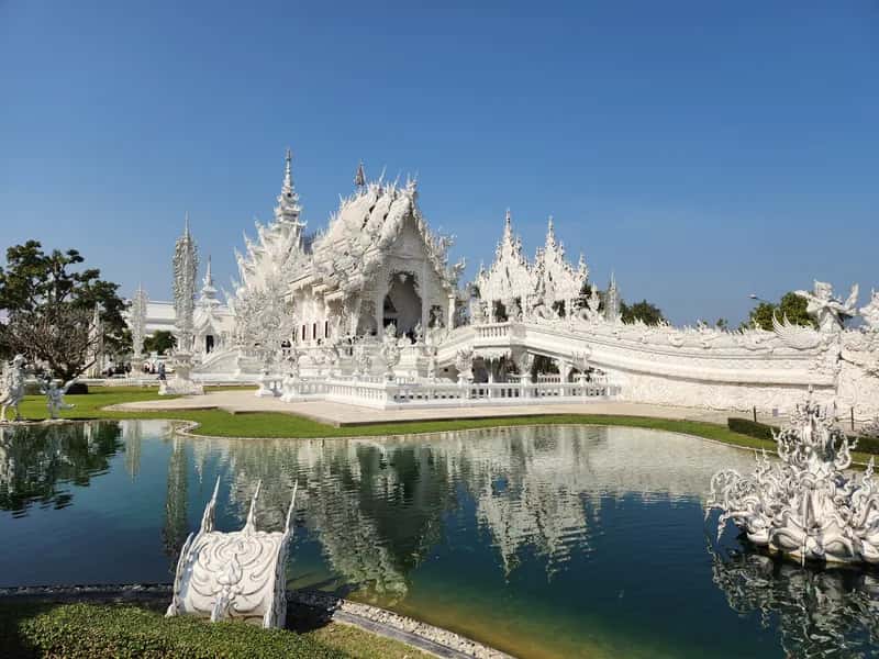 在清莱白庙区（Wat Rong Khun）租摩托车