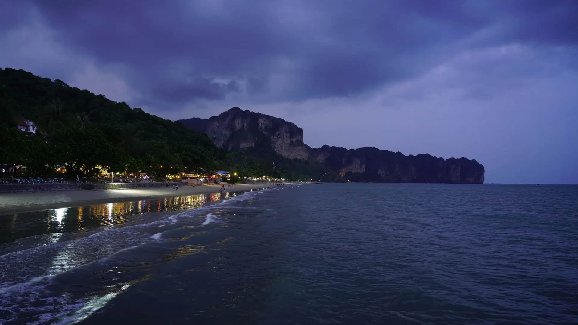 奥南，泰国的Ao Nang Beach at dusk with limestone karst headland