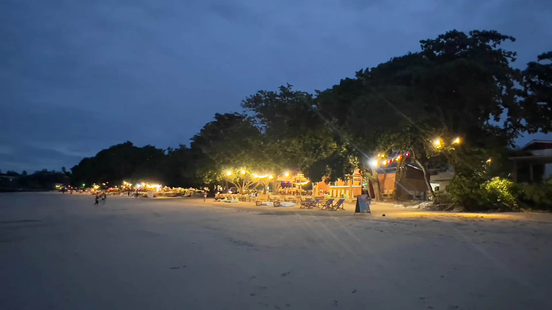奥南，泰国的Klong Muang Beach at twilight