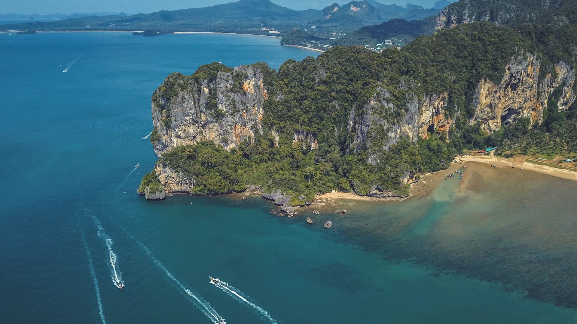 奥南，泰国的Hat Noppharat Thara national park, aerial view of limestone cape