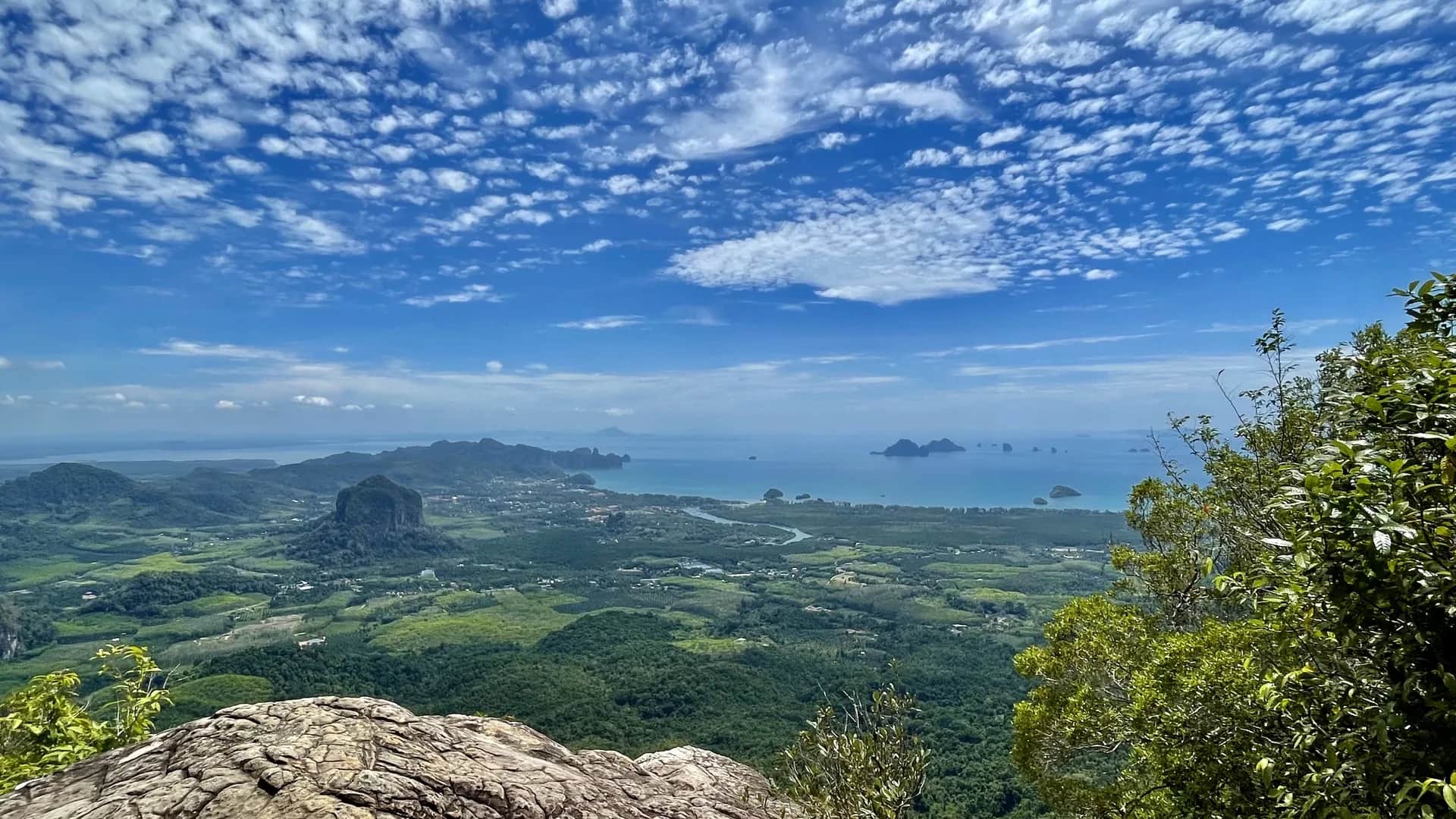 奥南，泰国的Khao Ngon Nak (Dragon Crest) summit panorama over the Andaman