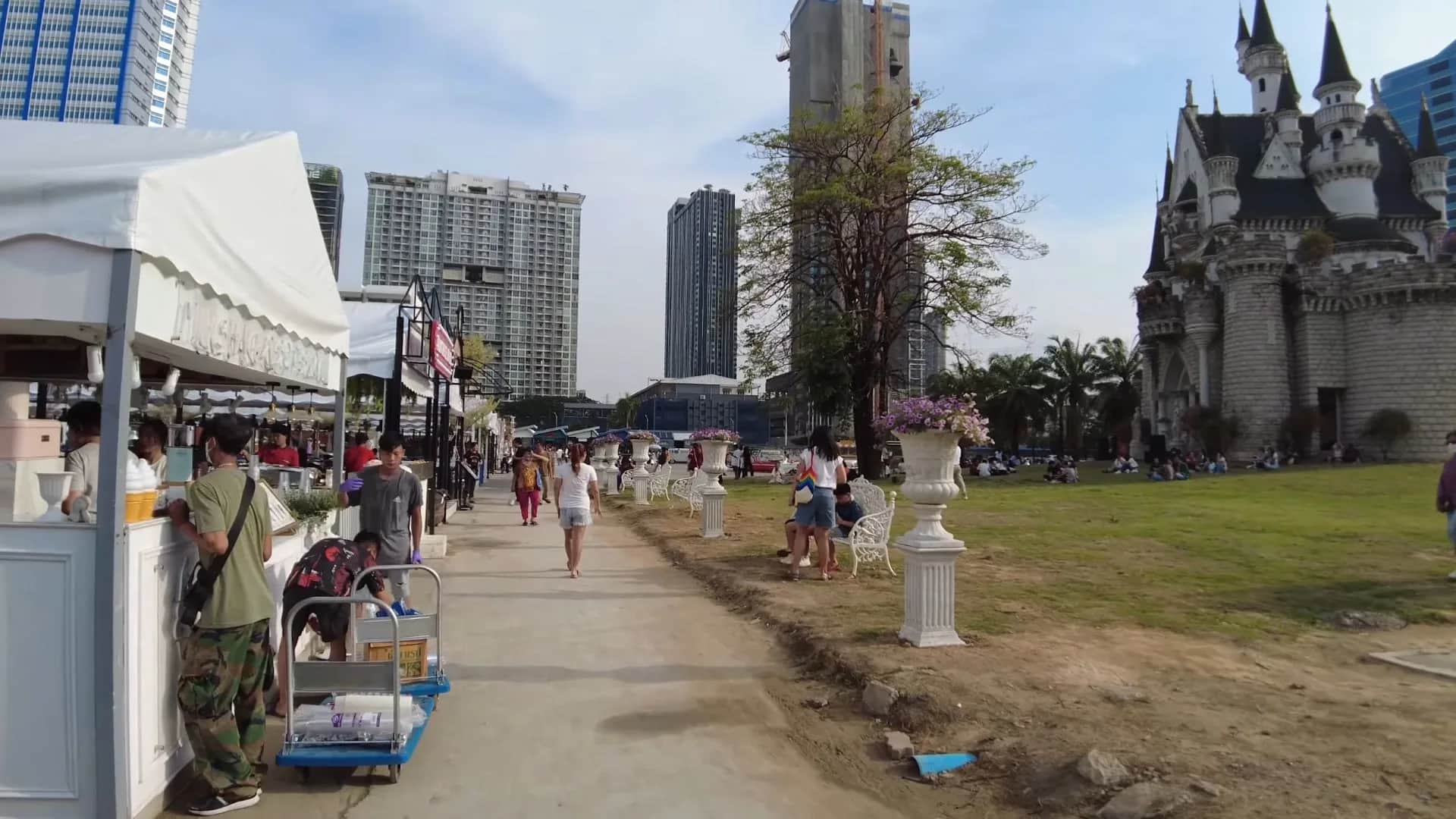 曼谷，泰国的Jodd Fairs Ratchada night market on Ratchadaphisek Road