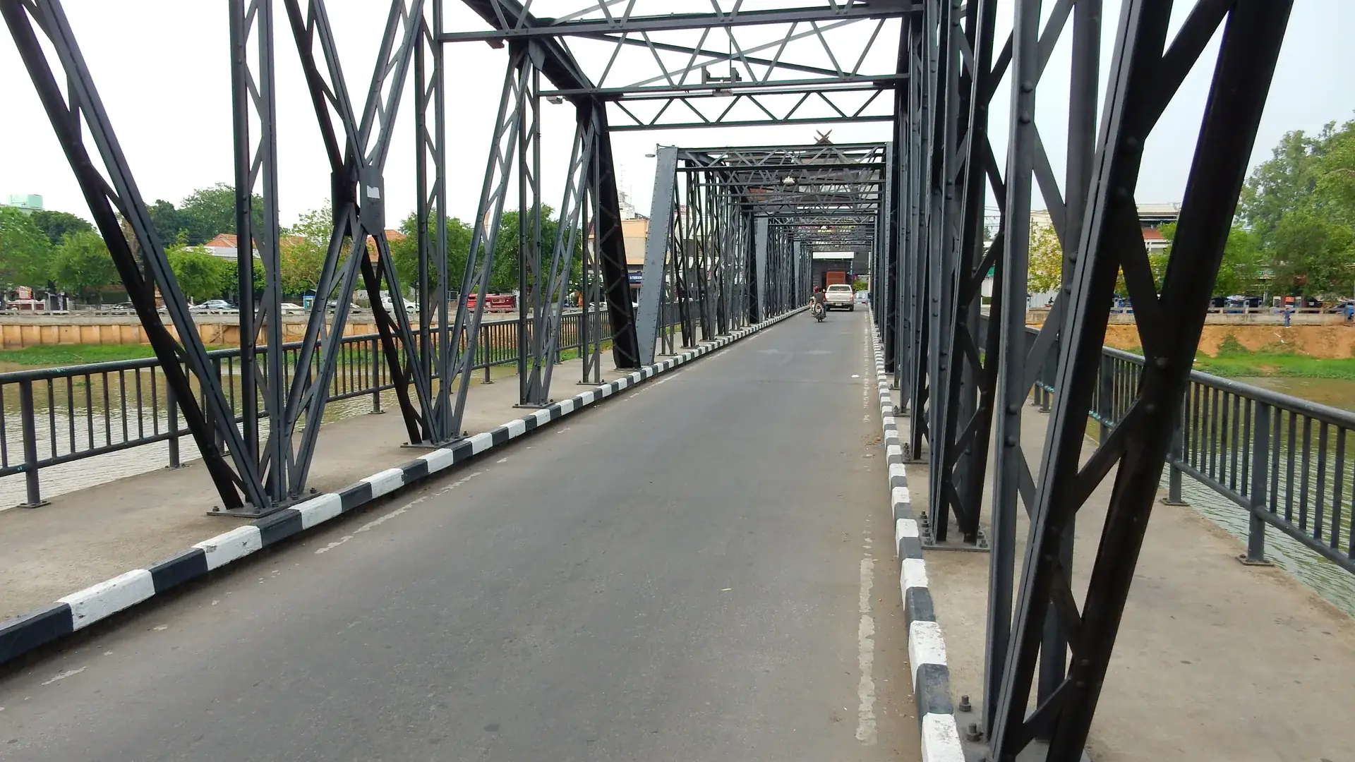 Iron Bridge (Saphan Lek) over the Ping River, Warorot в Чиангмай, Таиланд