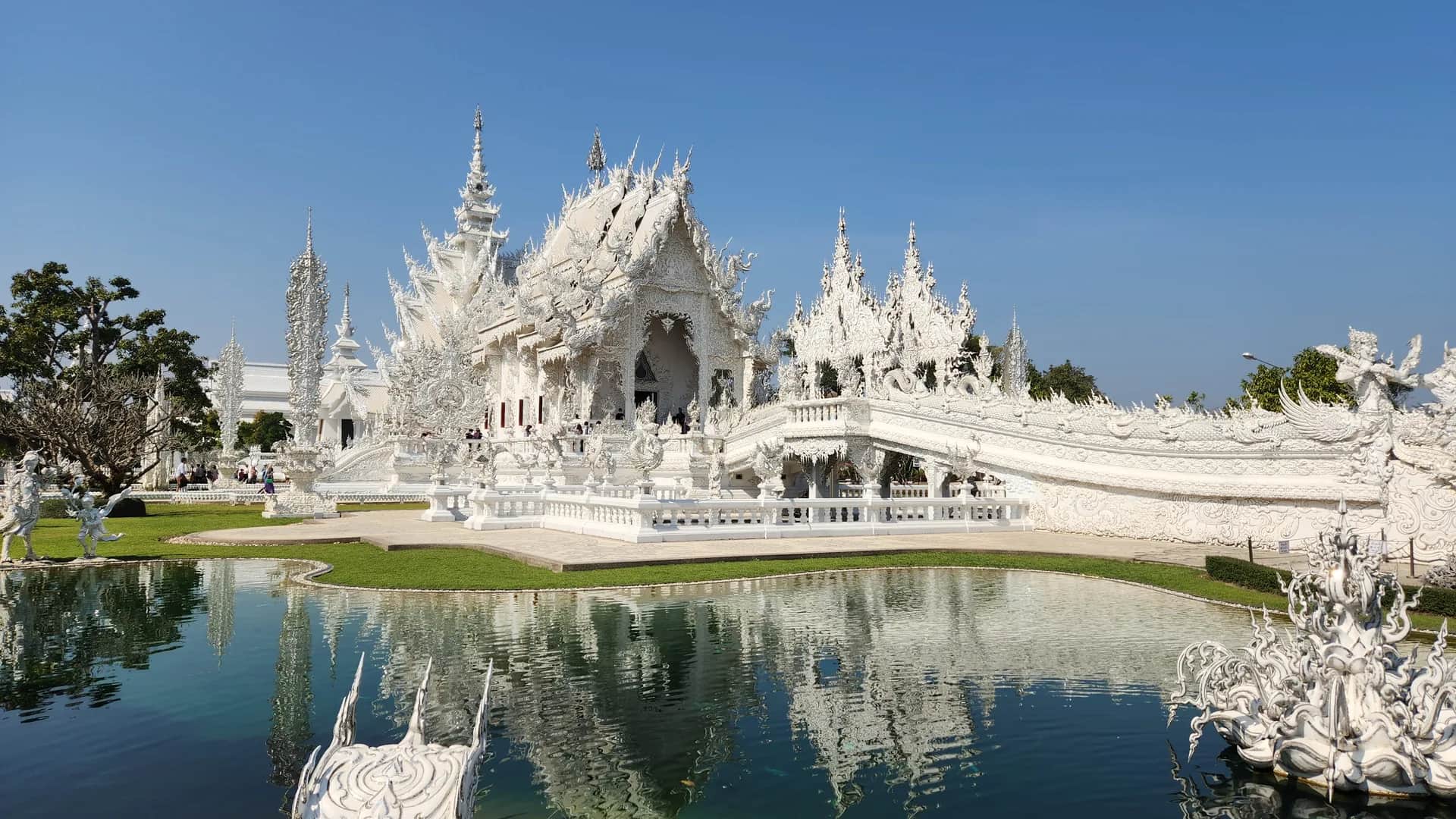 Wat Rong Khun (White Temple) ubosot and Bridge of the Cycle of Rebirth в Чианграй, Таиланд