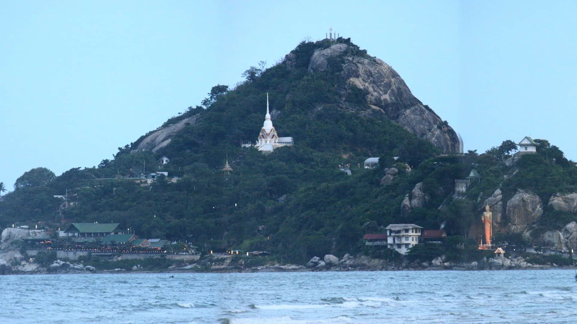 Khao Takiab beach with Wat Khao Takiab silhouette ใน หัวหิน ประเทศไทย
