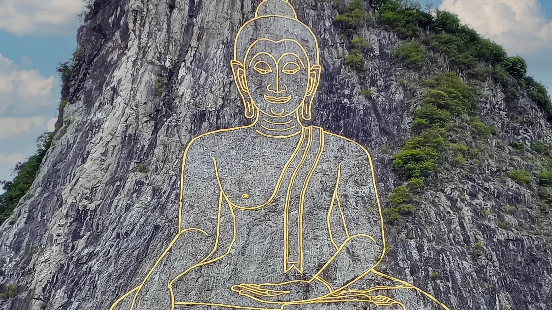 Khao Chi Chan carved gold-leaf Buddha on the limestone cliff ใน จอมเทียน ประเทศไทย