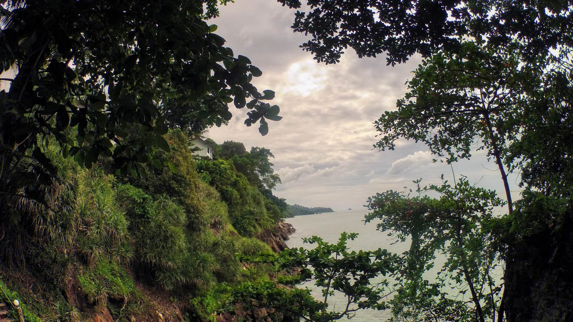 Hat Sai Khao cove framed by Mu Ko Chang National Park jungle i Koh Chang, Thailand