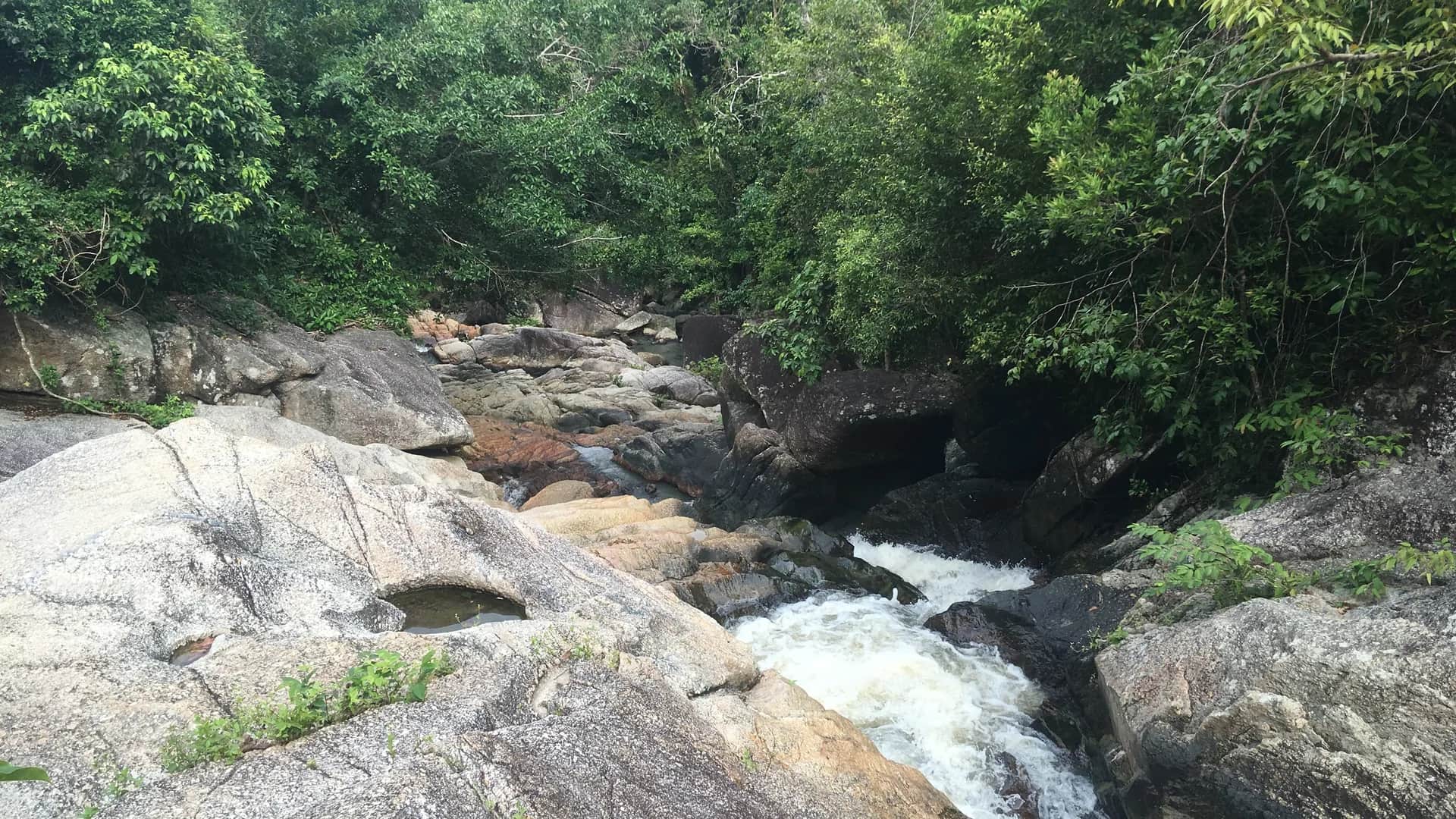 帕岸岛，泰国的Thong Nai Pan Noi north crescent bay reached over the Route 4014 jungle mountain pass